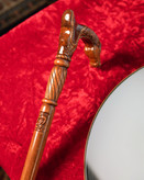 جزئیات منبتکاری و رگههای چوب راش روی دسته عصا رخش — هنر دستساز ایرانی.