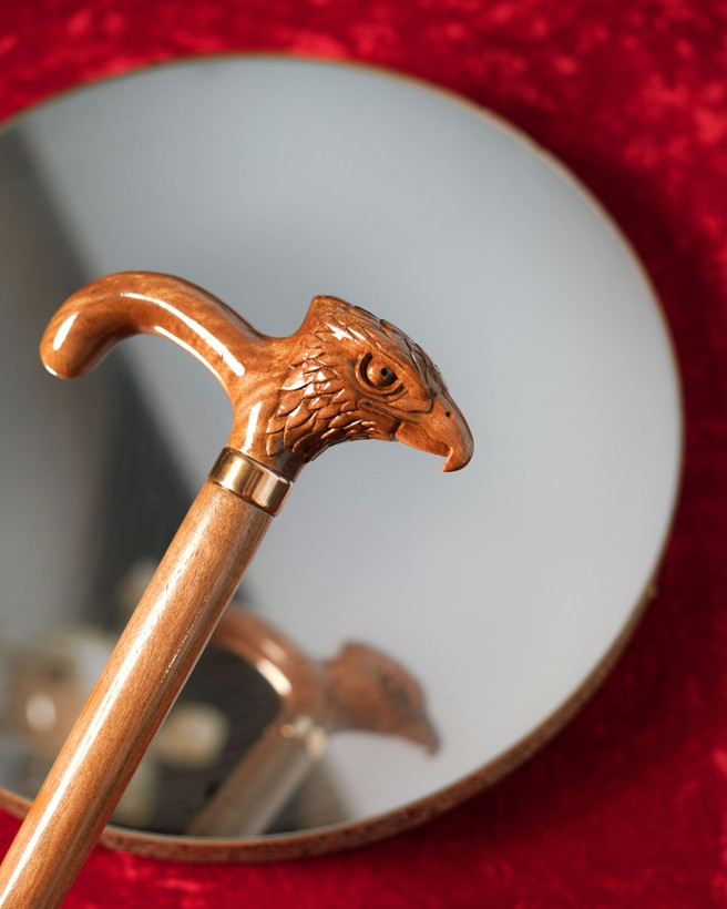 نمای نزدیک منقار و پرهای منبت شده در عصای شاه عقاب