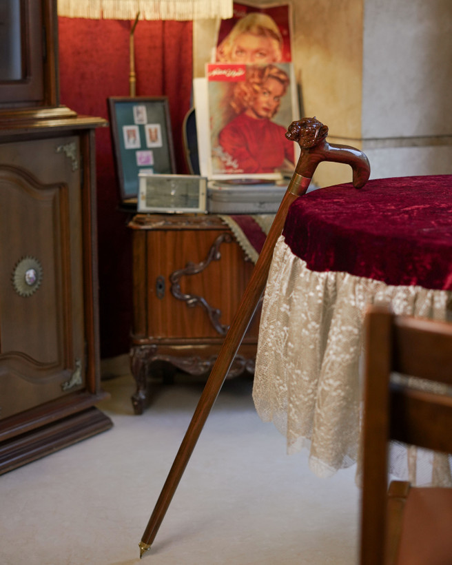 نمای نزدیک سر پلنگ حکاکی شده روی دسته عصا