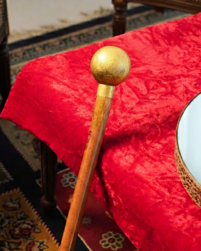 عصا شاهی مدل ماندانا با دسته طلایی کروی رزینی و بدنه چوبی راش گرجستان