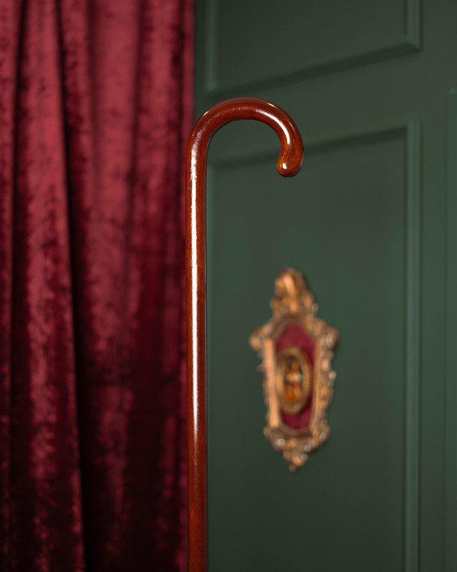 رگههای طبیعی قهوهای شکلاتی چوب گردو در مدل هومان