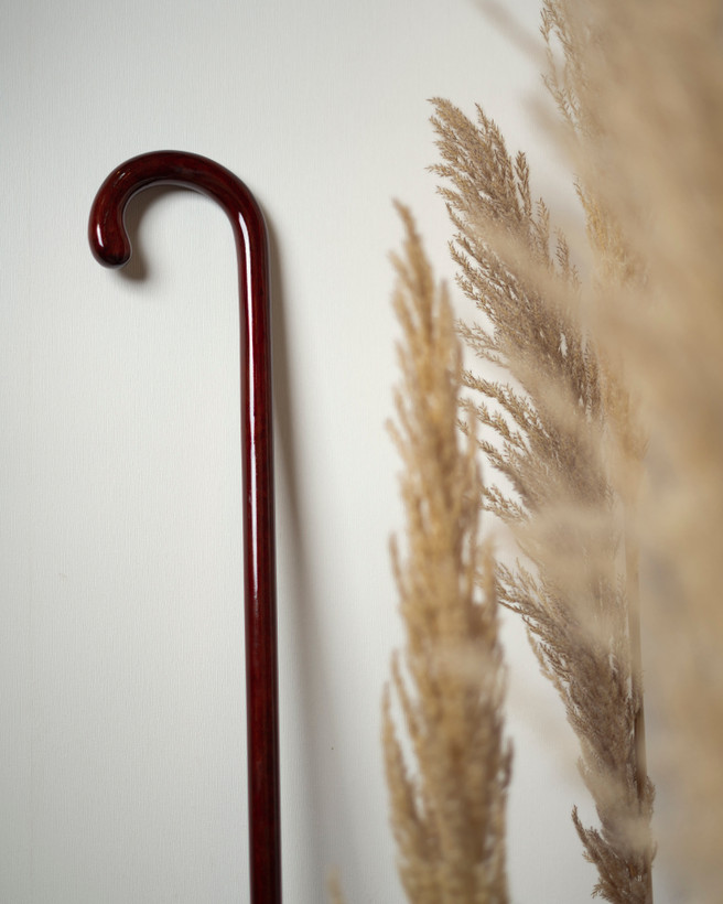 نمای نزدیک دسته سنتی خمیده در عصای هومان