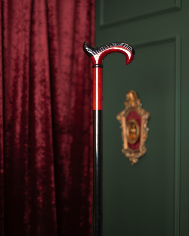 نمای نزدیک دسته آرگونومیک گردویی در مدل کارمین