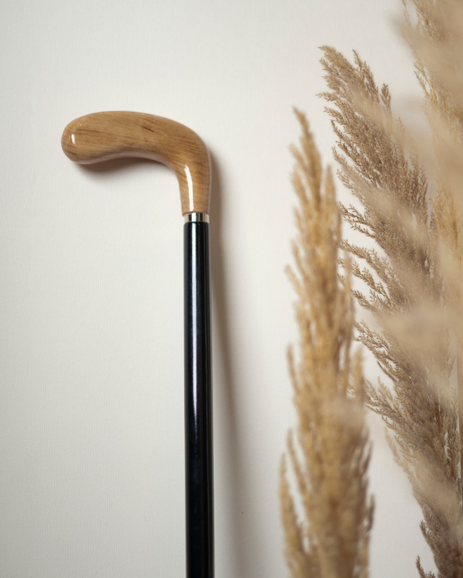 جزئیات حلقه استیل نقرهای در محل اتصال دسته