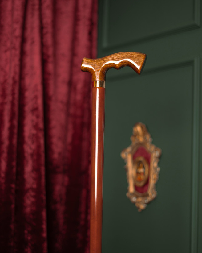 جزئیات حلقه فلزی با لعاب طلایی