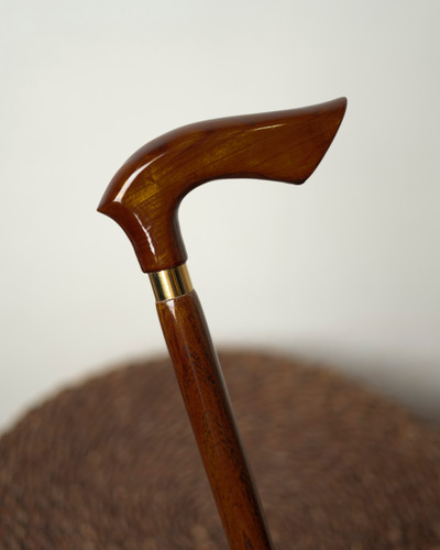 جزئیات حلقه استیل طلایی در محل اتصال دسته