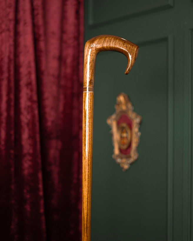 جزئیات حلقه تزئینی چوب گردو در محل اتصال دسته و بدنه