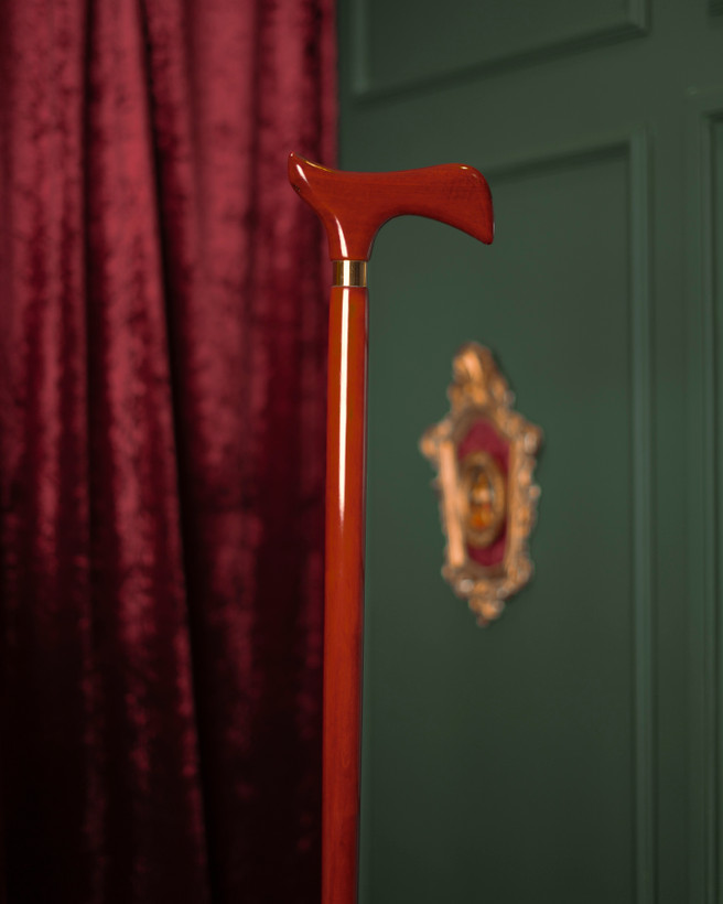 جزئیات حلقه استیل طلایی در محل اتصال دسته و بدنه