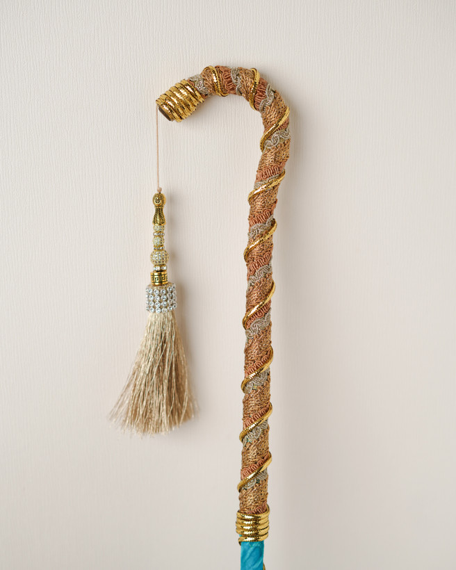 عصا خیزران با دسته منحنی و تزئینات خاص در گالری عصاخان