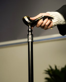 عکس نزدیک از دستهی عصا طرح پیپ — اثری فاخر از گالری عصاخان